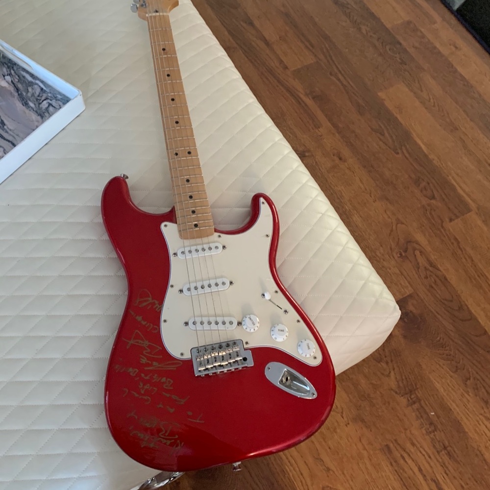 Red Fender Stratocaster signed by Bret Michaels - Picture 7 of 8